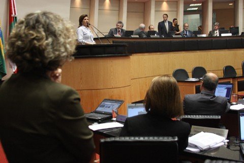 governo-elabora-decreto-1 A coordenadora estadual do Sinte, professora Alvete Pasin Bedin, esteve na assembleia para pedir apoio dos deputados. Os professores são contrários à maneira como será feita a eleição - Foto:Alesc/Divulgação/Notisul