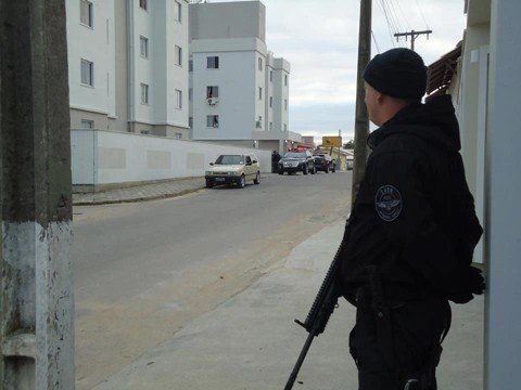 grande-operacao-e-realizada-em-condominio-1 Participaram da operação policiais civis de Tubarão, Braço do Norte, Criciúma, Capivari de Baixo, Jaguaruna e Florianópolis. O helicóptero da capital também deu apoio à ação - Foto:DIC de Tubarão/Notisul