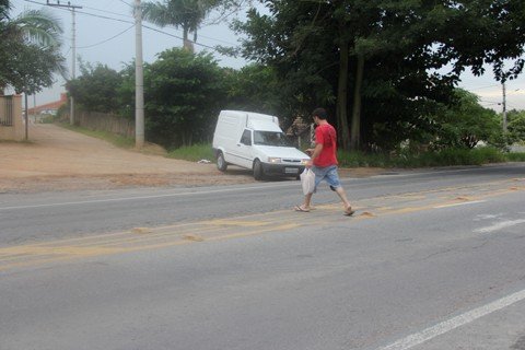 movimento-pela-duplicacao-1 Diariamente Cristiano enfrenta a dificuldade e corre risco ao atravessar a via.