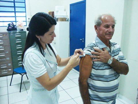 sabado-e-dia-de-vacinar-contra-a-gripe-1 A técnica de enfermagem Greissy Kelly Francisconi diz que são distribuídas cerca de 600 senhas por dia na Policlínica, em Oficinas. O aposentado Pedro Manoel André, 68 anos, imuniza-se todos os anos.