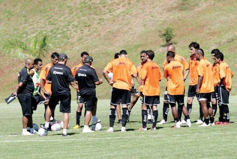 tigre-busca-a-3a-vitoria-seguida-1 O técnico do Tigre, Vadão, aproveita o treino deste sábado para realizar os últimos ajustes na equipe. Foto: Fernando Ribeiro/Criciúma E.C./Notisul
