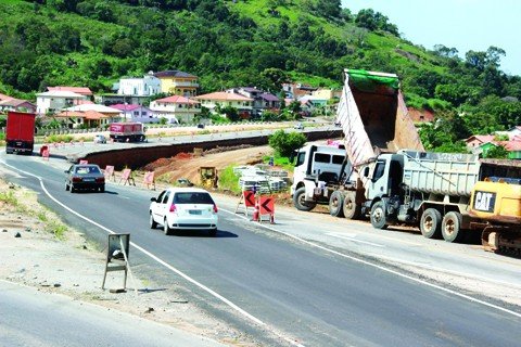 transito-sera-interrompido-neste-sabado-1 O trecho de Pescaria Brava é perigoso em função do avanço para a confecção das novas pistas. Os motoristas também devem redobrar a atenção no segmento - Foto:Muriel Albonico/Esga-Dnit/Notisul