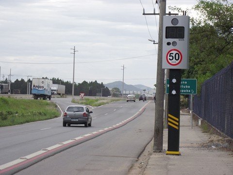 atencao-aos-novos-radares-1 As vias laterais da BR-101 ganham as lombadas eletrônicas, que são fundamentais para a redução da velocidade. Foto: Muriel Albonico/Esga-Dnit//Notisul