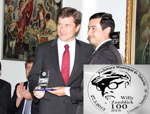 correios-fazem-homenagem-ao-artista-1 O deputado estadual José Nei Ascari (PSD) representou o governador Raimundo Colombo (PSD) e recebeu a réplica do carimbo e dos selos.