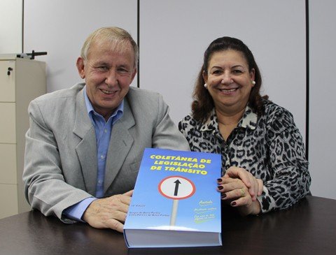 nova-coletanea-e-lancada-1 Sérgio e Vilma são parceiros na vida e no livro! A obra Coletânea de Legislação de Trânsito, uma publicação feita de forma independente, já está disponível para venda e saiu do forno ainda mais completa.