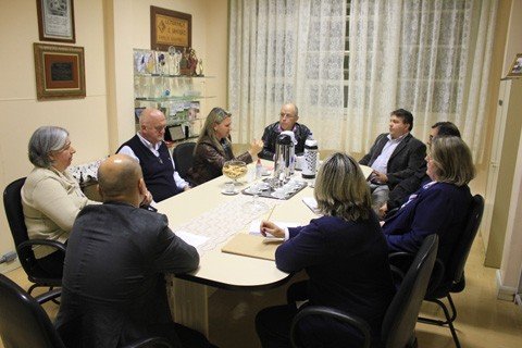 novo-convenio-e-proposto-1 Encontro, nesta terça-feira, foi bastante positivo. A minuta com a nova proposta de convênio com o HNSC será finalizada e enviada para a câmara de vereadores, para apreciação - Foto:Max Alexandre/Prefeitura de Tubarão/Notsiul