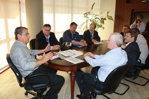 pavimentacao-do-campo-bom-deve-sair-do-papel-1 Antes de entrar em férias, ontem, o secretário de desenvolvimento regional em Tubarão, Haroldo Silva, intermediou a audiência dos prefeitos com o vice-governado Eduardo Moreira. Na pauta: a pavimentação do acesso entre Sangão e Jaguaruna, pela BR-101