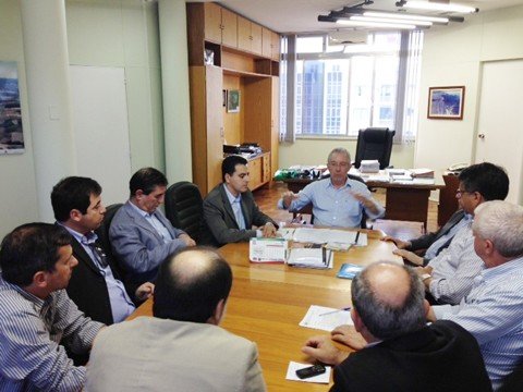 projeto-sai-do-forno-em-breve-1 Presidente do Deinfra, Paulo Meller (centro) sinalizou que o estado está disposto a construir a nova SC-370 para fomentar o setor industrial.