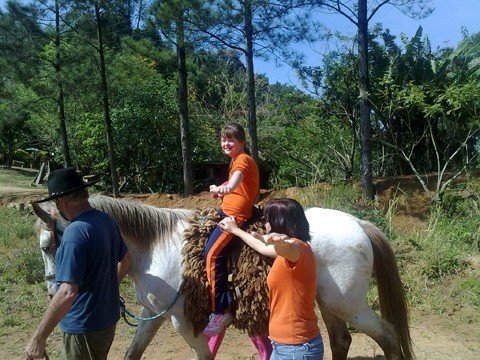 voce-doa-e-recebe-sorrisos-1 Um dos projetos com o pedágio da Apae será a cobertura utilizada para as aulas de equoterapia. Hoje, com o espaço aberto, nos dias de muito sol ou de chuva, os estudantes não podem fazer a atividade.
