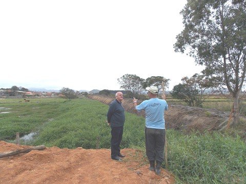 acao-para-evitar-alagamentos-e-realizada-1 Limpeza das valas é essencial para minimizar os efeitos as chuvas - Foto:Prefeitura de Tubarão/Divulgação/Notisul
