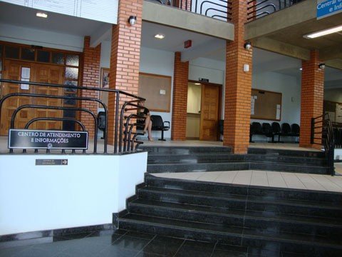 acessibilidade-e-foco-de-reforma-1 A entrada frontal do prédio do fórum de Tubarão, atualmente, possui apenas escadas, o que limita o acesso de pessoas com dificuldade em locomoção