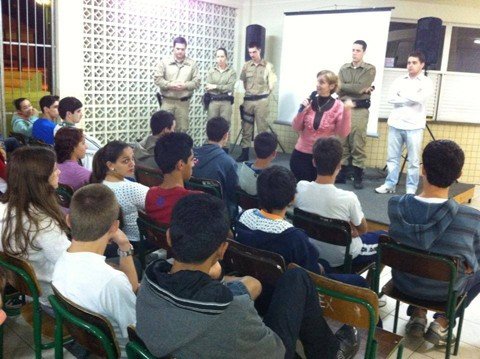 alunos-recebem-palestras-de-prevencao-1 Cerca de 150 alunos da Escola Dom Joaquim, a segunda maior do município, participaram de uma palestra.