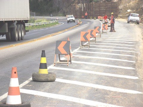 atencao-a-interrupcao-no-transito-hoje-1 Os motoristas devem atentar ao passar pelo trecho. É intensa a movimentação de máquinas, caminhões e operários no bordo da pista. O limite máximo de velocidade fixado para o segmento de pista simples e mão dupla está estabelecido em 60 quilômetros