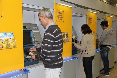 atendimento-de-caixas-eletronicos-volta-ao-normal-1 Ontem muitas pessoas correram para o autoatendimento antes do fechamento que era às 17 horas
