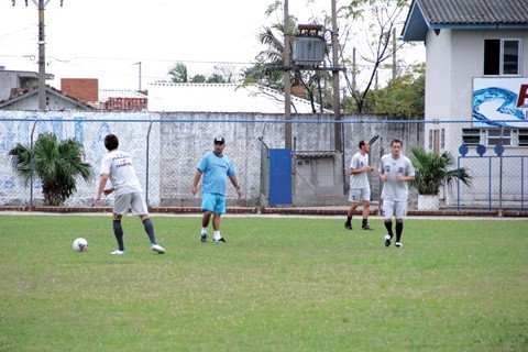 atletico-tubarao-mira-vitoria-fora-de-casa-1 O técnico Eduardo Clara (centro) aproveitará a semana livre de jogos para acertar alguns pontos da equipe.