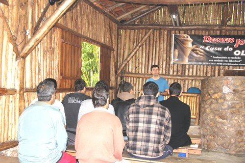 do-alcool-para-o-crack-1 O Desafio Jovem, instituição de Tubarão que trata dependentes químicos, trabalha com a ocupação do corpo e da mente. Os pacientes assistem a palestras diariamente e também cuidam de horta e animais. Tudo isto faz parte do tratamento oferecido