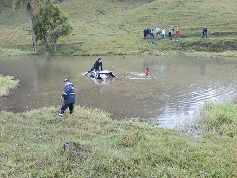 empresario-capota-veiculo-e-cai-em-acude-1 A caminhonete capotou, saiu da pista e caiu no açude. O corpo do empresário foi arremessado para fora e encontrado a cinco metros da caminhonete - Foto:ARTV Braço do Norte/Notisul
