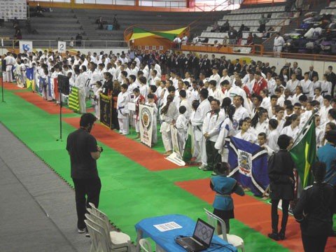 equipe-tubaronense-fica-entre-as-melhores-do-pais-1 Cerca de 750 competidores participaram das disputas nas modalidades Kata e Shiai Kumitê - Foto:Associação Tubaronense de Karatê/Divulgação/Notisul