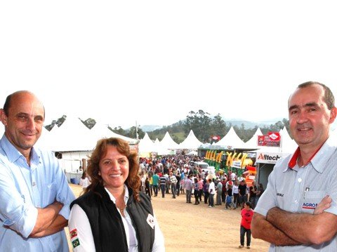 feira-gera-mais-de-r-18-milhoes-em-negocios-1 O presidente da Feagro, Adir Engel (na esquerda), a presidenta da Associação Catarinense de Criadores de Bovinos (ACCB), Rose Effiting, e o coordenador geral da feira, Marcos Della Giustina, comemoraram o resultado. Foto: Carlos Kiliana/Alesc/Notisul
