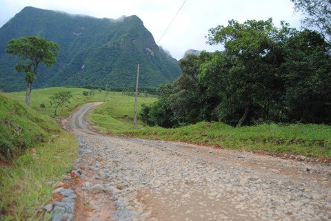 governador-entrega-ordem-de-servico-1 Um dos pontos que ainda não são explorados na região de Grão-Pará é o turismo, justamente devido ao acesso ser de estrada de chão batido e com muitos buracos - Foto:Chênia Censi/SDR-Braço Do Norte/Divulgação/Notisul