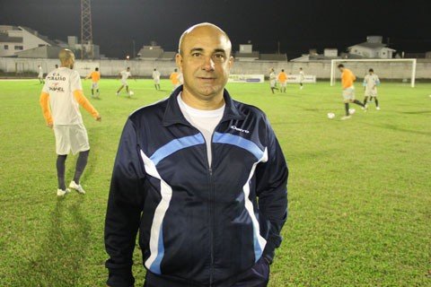 helio-vieira-reestreia-no-comando-do-atletico-tubarao-1 Sem muito tempo, Hélio Vieira chegou no fim da tarde de ontem e coordenou um treino com o elenco do Peixe