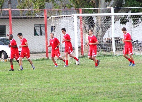 hercilio-luz-busca-reforcos-1 O Hercílio enfrenta um problema com a defesa. O técnico Vanderson deve utilizar a semana para melhorar o setor.