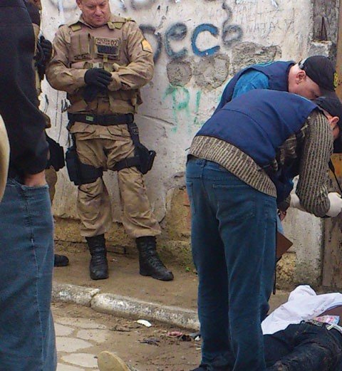homem-e-alvejado-pelas-costas-1 A polícia cercou a área do crime e realizou toda a perícia necessária - Foto:DIC de Laguna/Divulgação/Notisul