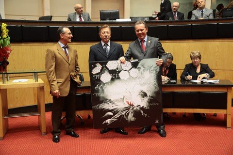 justo-reconhecimento-1 Médicos Jayme Augusto Bertelli, de Florianópolis, Marcos Flávio Ghizoni, de Tubarão, e o presidente da assembleia legislativa e autor da proposição de homenagem aos doutores, Joares Ponticelli (PP). - Foto:Miriam Zomer/Alesc/Notisul