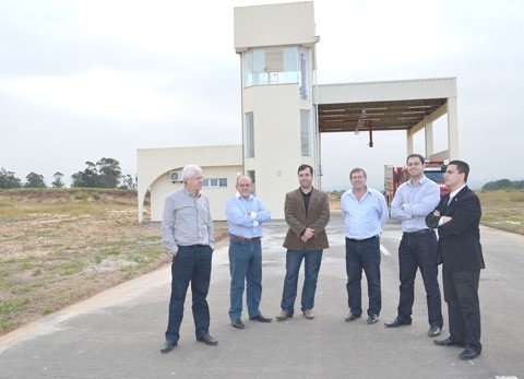 licitacao-termina-hoje-1 Secretário de desenvolvimento regional em Tubarão, Estêner Soratto Júnior (PSD), visitou as instalações do Aeroporto Regional Sul, em Jaguaruna. A iniciativa do prefeito Luiz Napoli (PP), que o acompanhou a visita