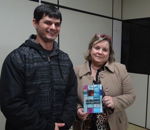 livro-de-contos-e-cronicas-e-lancado-1 A paixão pela leitura transformou-se em um livro delicioso, cheio de contos e crônicas bem escritas e que retratam a percepção social do guarda municipal Maciel Brognoli. Esta semana, ele doou alguns exemplares para as bibliotecas públicas de Tubarão