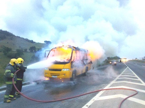 micro-onibus-e-destruido-por-incendio-1 O motorista tentou apagar o fogo, mas as chamas se alastraram muito rápido - Foto:Polícia Militar de Imbituba/Divulgação/Notisul