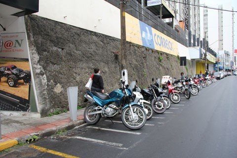 o-muro-fica-1 Após quase 13 anos de negociações, os Correios frustraram todas as esperanças do paredão ser recuado. A calçada, neste trecho, é estreita e não permite, por exemplo, a passagem de cadeirantes