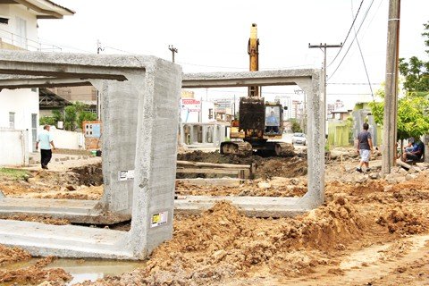 obra-deve-recomecar-em-40-dias-1 A Coenco irá recolher todas as aduelas de concreto espalhadas pelas ruas por onde a rede passará. Hoje, as peças estão espalhadas pela rua Pedro Luiz de Oliveira, inclusive sobre as calçadas. A retirada do material deve ocorrer nos próximos dias