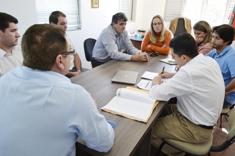 parceria-inedita-vai-agilizar-os-projetos-1 Reunião que selou o acordo entre a SDR e os profissionais do Sinduscon ocorreu ontem à tarde. A manobra é inédita na região e vai tirar os projetos do papel muito mais rápido, provavelmente ainda este ano. Foto: Mylene Salgado/SDR-Tubarão/Notisul