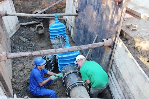 primeira-etapa-concluida-1 A obra, feita neste e nos próximos fins de semana pelos técnicos da Tubarão Saneamento, consiste na inserção de um dispositivo, chamado de pollypig, dentro da rede de água. O equipamento remove os resíduos depositados no interior da tubulação.