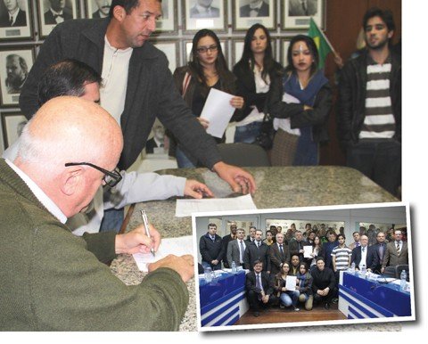 reivindicacoes-sao-entregues-1 O prefeito assinou o documento que recebeu dos manifestantes. Na câmara os vereadores (detalhe) fizeram questão de registrar o momento