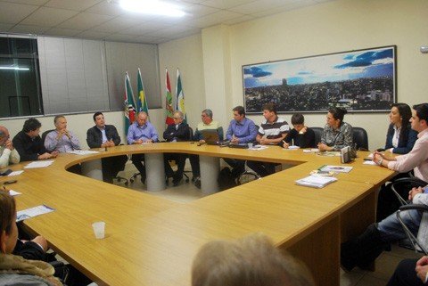 sul-ergue-a-bandeira-1 Lideranças empresariais do sul catarinense erguem a bandeira do modal ferroviário. Classe inicia neste mês uma série de encontros para buscar apoio político para completar a estrutura logística do sul catarinense