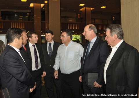 um-dia-historico-para-o-estado-1 Governador Raimundo Colombo e o presidente da Associação Catarinense de Criadores de Suínos (ACCS), Losivânio Luiz de Lorenzi (o terceiro da esquerda para a direita) participam hoje do seminário ‘A carne suína de Santa Catarina e do Brasil no Japão’