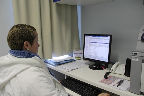 15-casos-estao-confirmados-um-foi-fatal-1 O núcleo epidemiológico do HNSC registra, diariamente, casos da doença. A técnica de enfermagem, Janaína Medeiros, monitora a doença na unidade de saúde