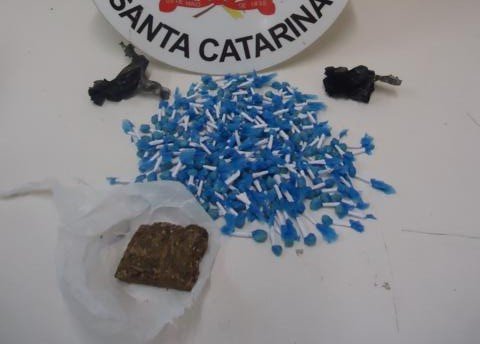 216-pedras-de-crack-sao-tiradas-de-circulacao-1 As 216 pedras de crack estavam próximas aos dois suspeitos. Foto: Polícia Militar de Tubarão/Notisul