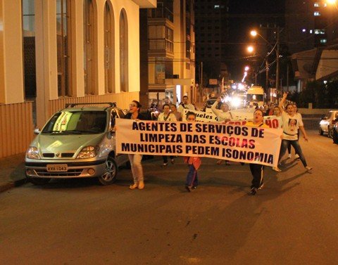 br-101-sera-fechada-1 Na semana passada, professores realizaram uma passeata pelo centro de Tubarão. Hoje, dois atos públicos semelhantes serão deflagrados para reivindicar melhorias na educação pública municipal.