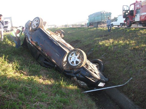 caminhoneiro-foge-apos-bater-em-carro-1 Felizmente, o motorista não teve ferimentos graves, mas foi conduzido ao hospital com fortes dores na cabeça e na região cervical. Foto: Bombeiros voluntários de Jaguaruna/Notisul