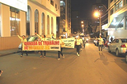 cansados-de-esperar-professores-protestam-1 Em passeata na noite de ontem, os professores e sindicalistas seguiram até a prefeitura de Tubarão com faixas e gritos de ordem