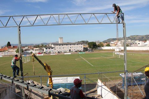 cobertura-da-arquibancada-comeca-a-ser-erguida-1 Cerca de 80% da arquibancada será coberta em uma estrutura que custará cerca de R$ 60 mil