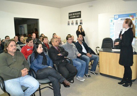 comeca-a-elaboracao-do-plano-municipal-1 A analista ambiental Morgana Levati Valvassori explanou a situação atual da cidade em relação ao tema. Com o documento pronto, o município terá mais condições de conseguir recursos - Foto:Prefeitura de Jaguaruna/Divulgação/Notisul