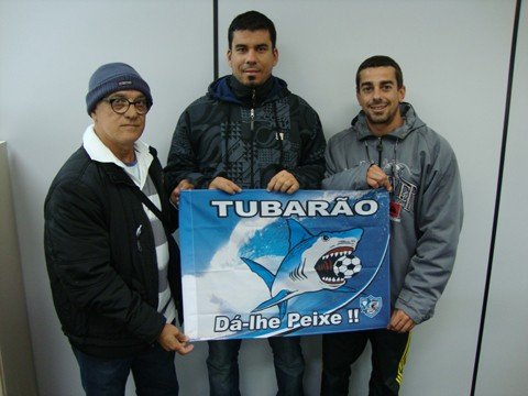 conexao-brasil-e-atletico-tubarao-fecham-parceria-1 Guilherme (centro) e Daniel (direita), foram apresentados pelo diretor de marketing Savagé Costa.