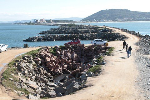 estado-e-uniao-ja-receberam-projetos-de-laguna-1 Um dos locais preferidos por muitos pescadores e turistas é os molhes da barra - Foto:Prefeitura de Laguna/DivulgaçãoNotisul