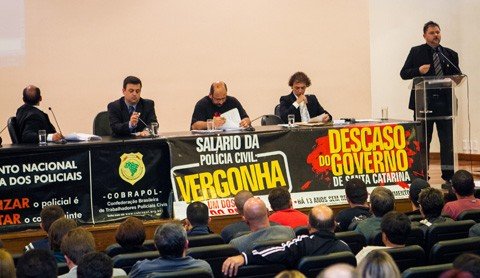 greve-pode-ser-decretada-hoje-1 Muitos policiais civis fazem horas extras para complementar a renda salarial. As assembleias ocorrem hoje, em sete cidades de Santa Catarina - Foto:Sinpol-SC/Divulgação/Notisul