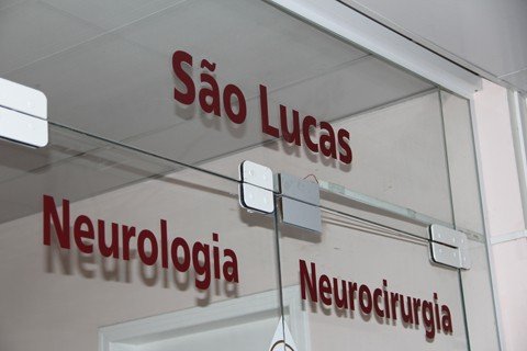 idoso-esta-abandonado-1 Idoso com alta hospitalar permanece na ala São Lucas, no setor 12 do HNSC, à espera de que algum familiar irá buscá-lo. A situação insustentável foi encaminhada ao Ministério Público.