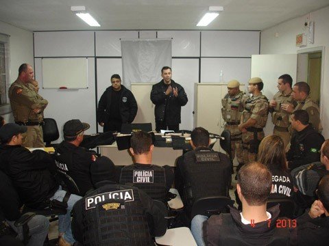 integrantes-do-pgc-sao-presos-1 Policiais civis e militares em reunião que traçou as coordenadas da megaoperação - Foto:Polícia Militar de Laguna/Notisul